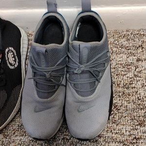 (11) Men's Nike shoes